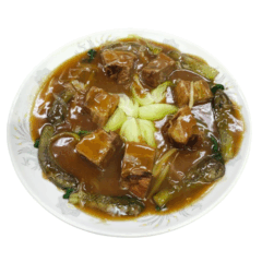 豚の厚切り肉と青菜の煮込み